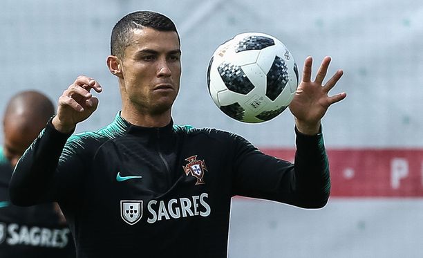 Cristiano Ronaldo hyökkää muun muassa omia seurakavereitaan vastaan, kun perjantai-ilta huipentuu Portugalin ja Espanjan kohtaamiseen.