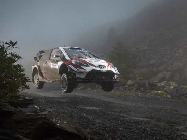 Toyotan Yaris WRC tuntuu istuvan Ison-Britannian sorateille. Kuvassa autoa lennättää Jari-Matti Latvala.