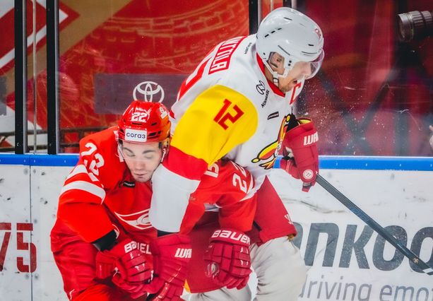 Marko Anttila siirtää Spartakin Danila Kvartalnovin pois tieltään.