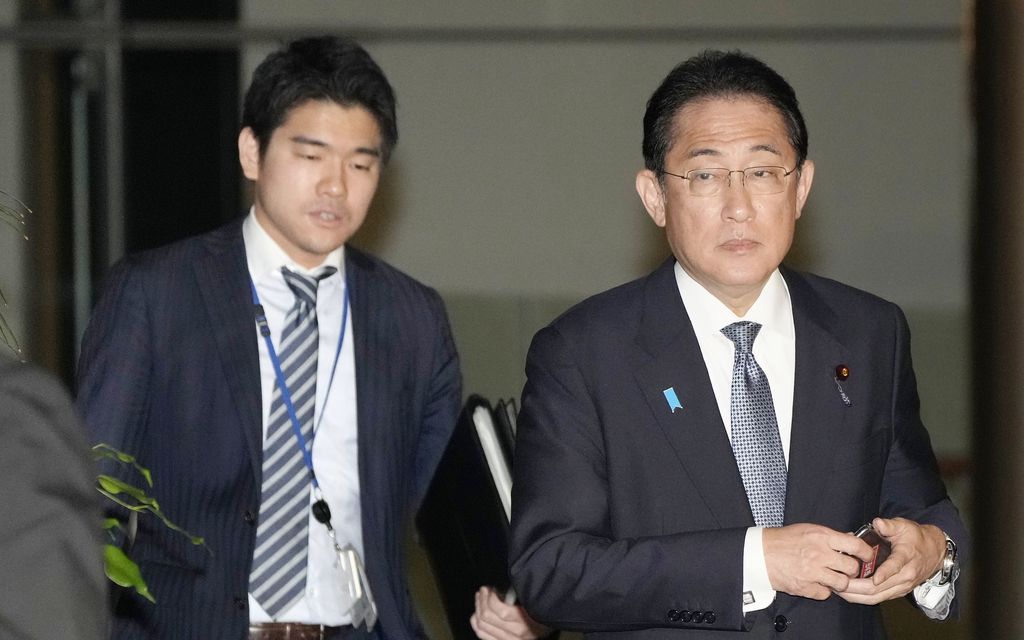 Skandaali Japanissa: Tiedot pääministerin pojan bileistä levisivät, isä antoi potkut