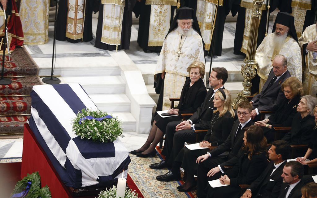 Kreikan viimeinen kuningas haudataan, runsaasti Euroopan kuninkaallisia paikalla – suora lähetys käynnissä