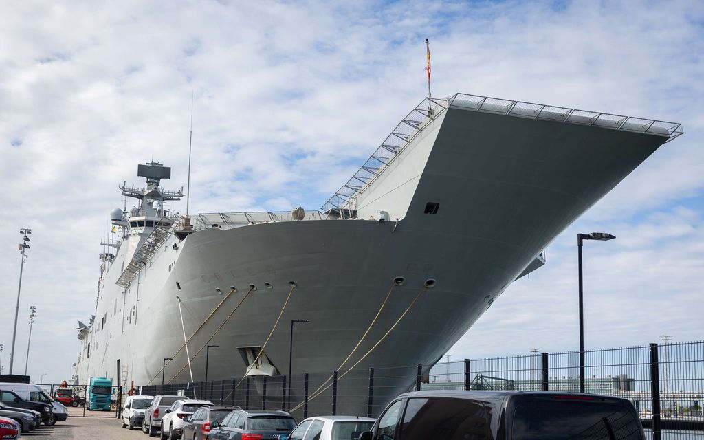 Helsinkiin rantautui järkälemäinen sota-alus – Tästä on kyse