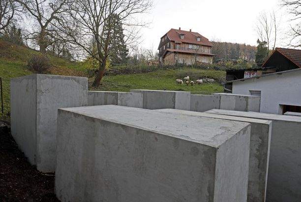 Taidekollektiivi pystytti holokaustimuistomerkin Björn Höcken talon naapuritontille.
