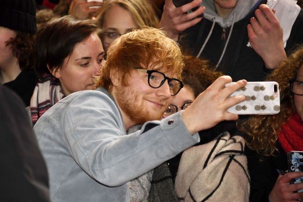 Ed Sheeran tunnetaan lukuisista hiteistään. Hänen kappaleisiinsa kuuluvat esimerkiksi Sing, Perfect, Give Me Love,  I Don’t Care ja Don’t.