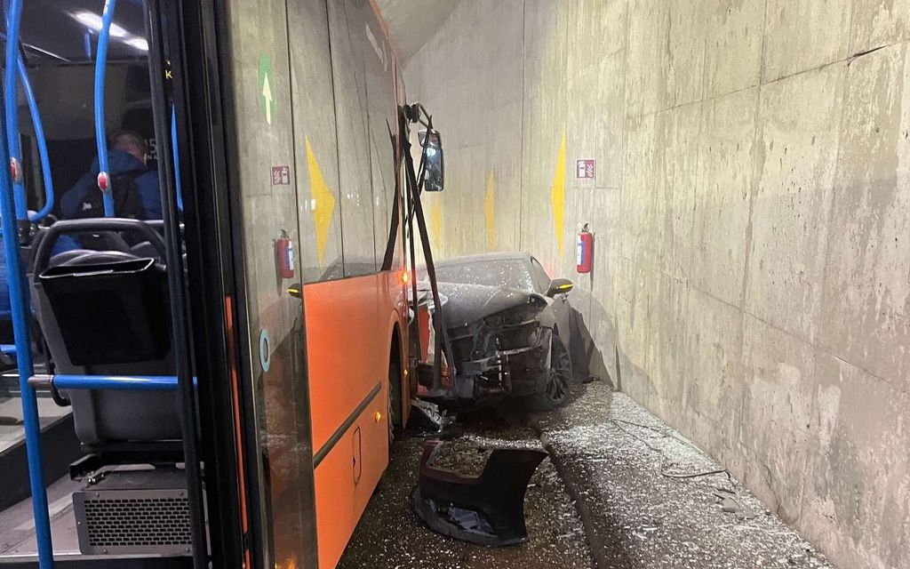 Tesla kaahasi suoraan bussin nokkaan tunnelissa Helsingissä – Silminnäkijä: 