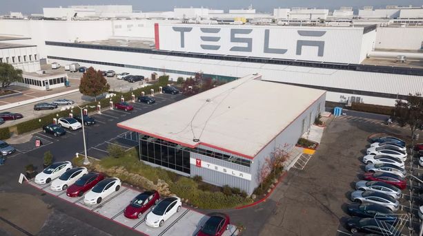 Teslan päätehdas Kaliforniassa on jälleen käynnissä.