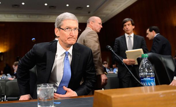 Applen toimitusjohtaja Tim Cook todistamassa senaatissa vuonna 2013.