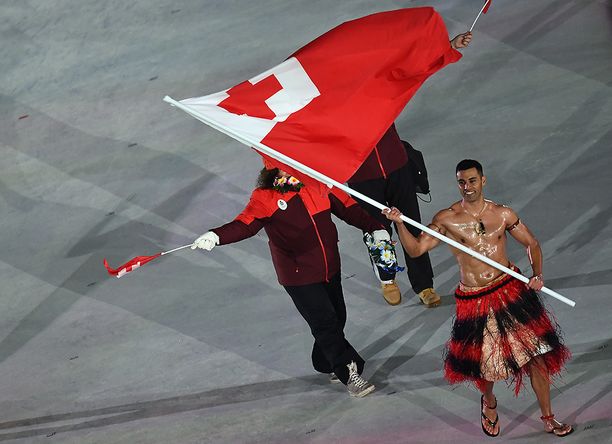 Riossa kohauttanut lipunkantaja iski taas! Puolipukeinen tongalainen heilui  yläkroppa öljyttynä olympialaisten avajaisissa