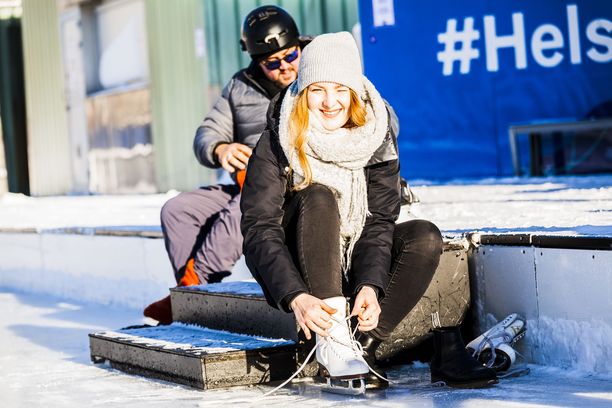 Rautatientorin jääpuistossa pääsee luistelemaan maaliskuulle asti. Omia luistimia ei tarvita, sillä sellaiset voi vuokrata.