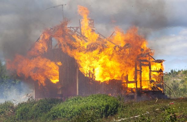 Pirkkalan vapaaehtoinen palokunta poltti Vähä-Vaitin teollisuusalueella sijainneen asuinrakennuksen. Samalla harjoiteltiin sammutustöitä.