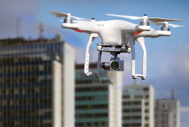 Dronet ovat puhuttaneet maailmalla. Muun muassa Saksan liittokansleri Angela Merkel on joutunut drone-iskun kohteeksi.