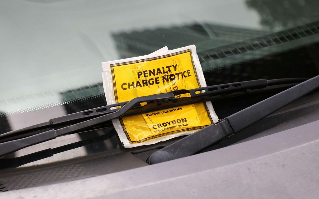 Valesakkoja levitettiin autojen tuulilaseihin – Jopa 1000 ”sakkolapun” jättäjäksi paljastui brittiläinen parturi