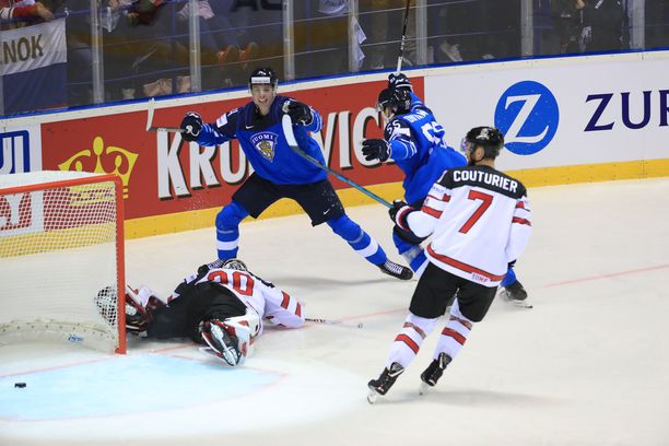 Kaapo Kakko (vas.) vei Suomen 1–0-johtoon vajaan seitsemän minuutin pelin jälkeen.