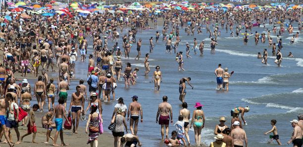 Keski- ja Etelä-Eurooppaan on luvattu lähipäiviksi jopa yli 40 asteen lämpötiloja. Ihmiset tungeksivat uimarannalla Espanjan Valenciassa elokuussa 2016.