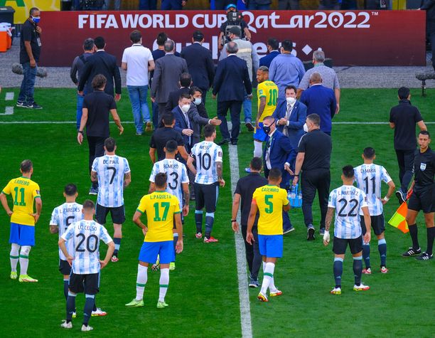 Otoritas kesehatan Brasil menangguhkan kualifikasi Piala Dunia September lalu di São Paulo.