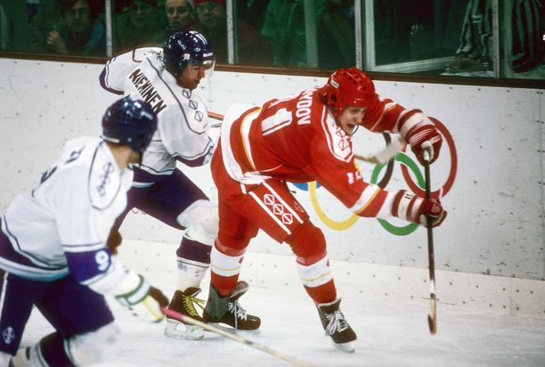 Mika Nieminen vääntää kiekosta IVY:n Jevgeni Davydovin kanssa olympiapuolivälierässä.