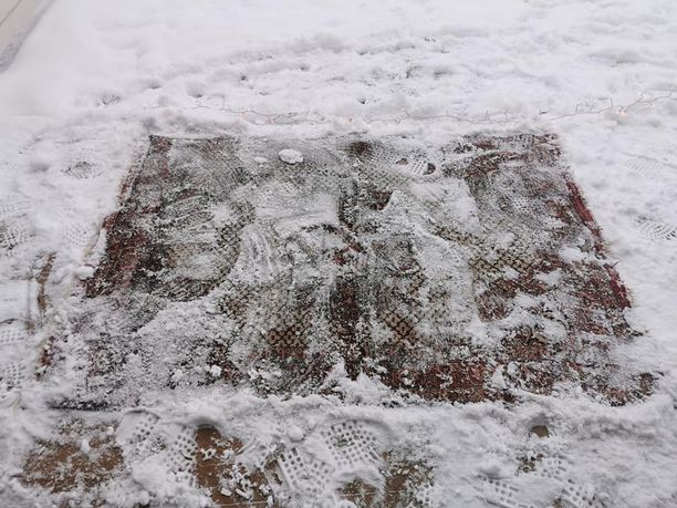 Huutokauppa Helanderin Minna Sirén tekee lumipesun aidolle itämaiselle matolle. Lika ja pöly tarttuvat lumeen tehokkaasti ja matto raikastuu.