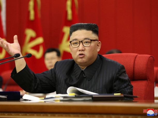 Pohjois-Korean johtaja Kim Jong-un esiintyy aiempaa hoikempana Pohjois-Korean työväenpuolueen keskuskomitean kokouksessa 15. kesäkuuta.