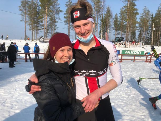 Janiika Ojala toimi Eino Vuolletin huoltajana 50 kilometrin kisassa ja vastasi myöntävästi miehensä kosintaan kisan jälkeen.