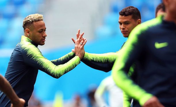 Brasilian supertähti Neymarin ja kapteeni Thiago Silvan välillä kuohui perjantaina.
