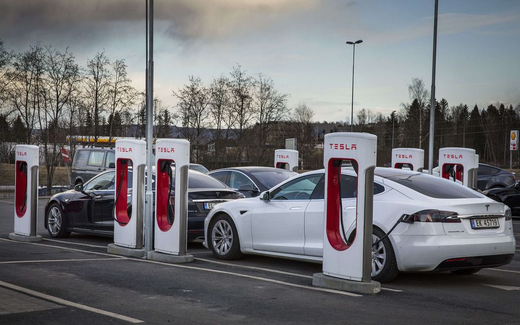 Tesla pudottaa lataushintoja – Koskee vain muilla merkeillä ajavia