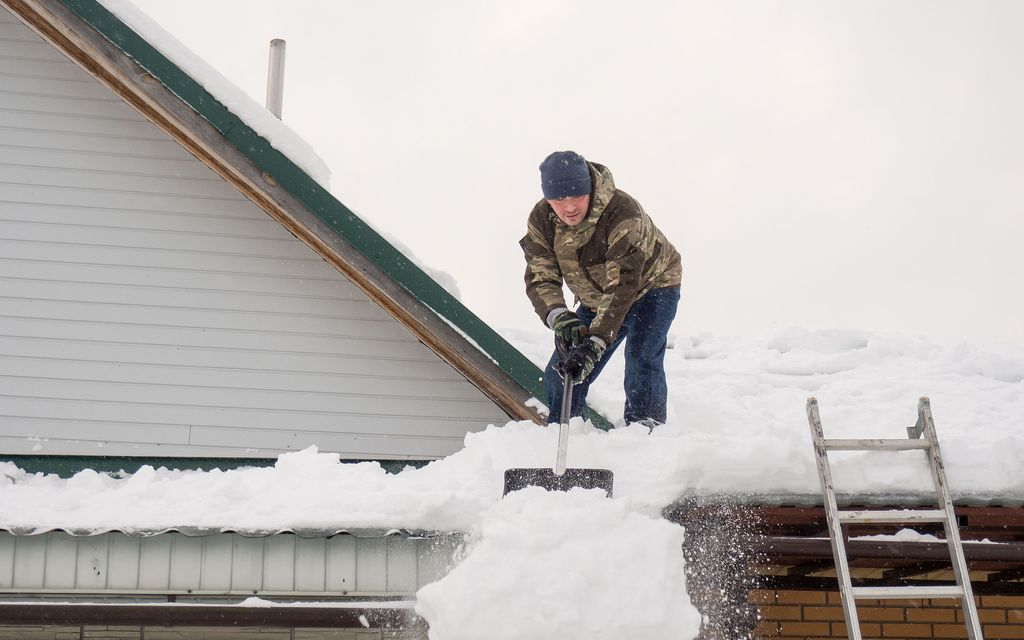 Yleinen harhaluulo voi tuottaa turhaa työtä ja aiheuttaa vaaran – Älä pudota lunta katolta