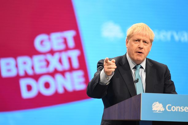 Boris Johnson valoi brexit-uskoa puolueväkensä edessä Manchesterissa keskiviikkona. 