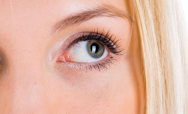 Ripsiseerumilla tavoitellaan tuuheampia ja pidempiä silmäripsiä.