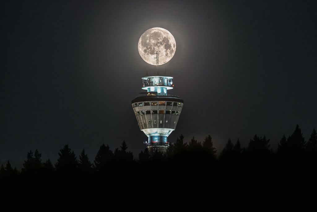Wille onnistui ottamaan maagisen kuvan täysikuusta Puijon tornin yllä – valtava suosio yllätti