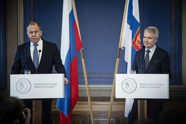 Venäjän ulkoministeri Sergei Lavrov tapasi Suomen ulkoministeri Pekka Haaviston Helsingissä maaliskuussa 2020. Maanantaina herrat tapaavat Pietarissa.