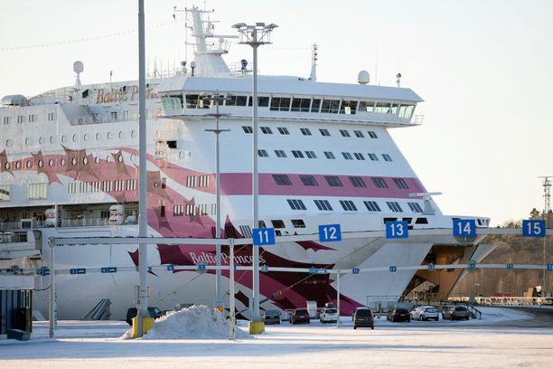 Osapuolet päätyivät keskenään esimiehen hyttiin, mutta nukkuivatko he vain. Kuvassa Baltic Princess Turun satamassa.