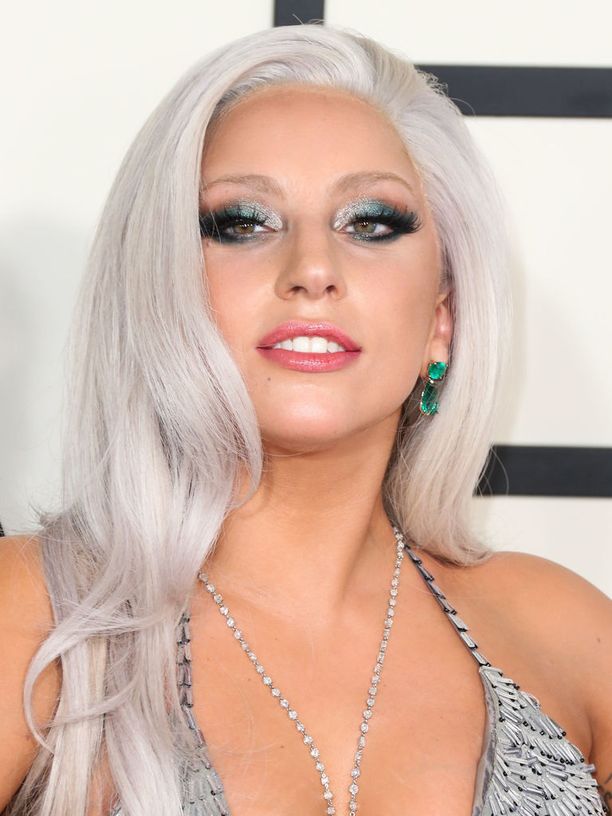 Lady Gaga harmaaseen vivahtavassa platinatukassa.