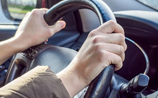 Näin minimoit kolarivammat – tiedätkö, miten säädetään turvallinen ajoasento?
