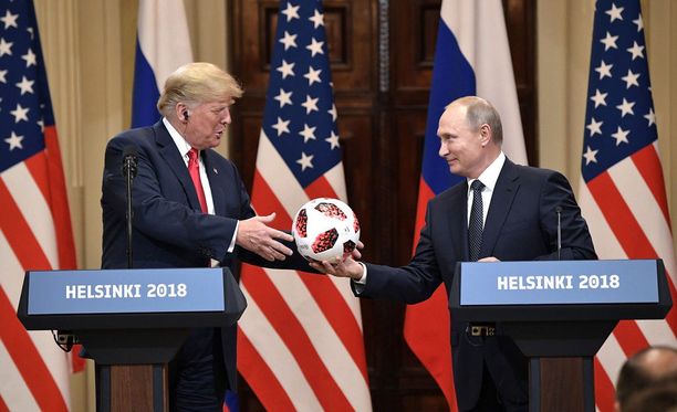 Asiasisällöltään kuulijoita hämmentäneen lehdistötilaisuuden päätteeksi Putin lahjoitti Trumpille jalkapallon, Venäjän isännöimien MM-kisojen hengessä.