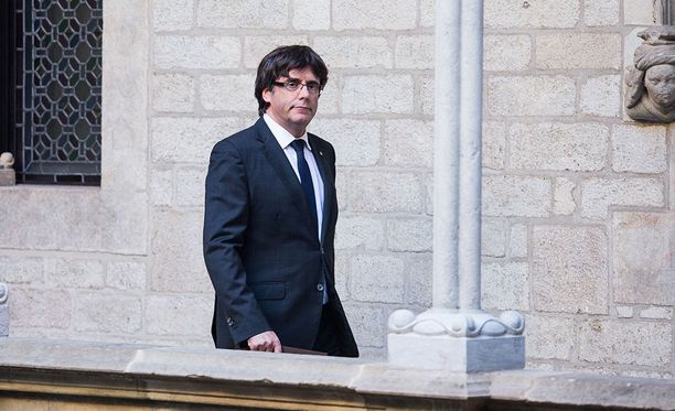 Katalonian syrjäytetty johtaja Carles Puigdemont ja aluehallinnon neljä ex-ministeriä päästettiin vapaaksi 15 tunnin jälkeen Belgiassa.