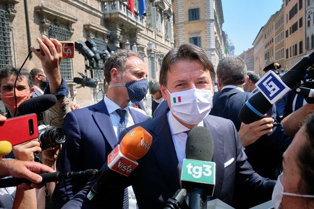 Italian pääministeri Giuseppe Conte tapasi roomalaisia keskiviikkona sen jälkeen, kun hän oli antanut ilmoituksen maan parlamentille EU-kokouksen neuvottelujen lopputuloksesta. 