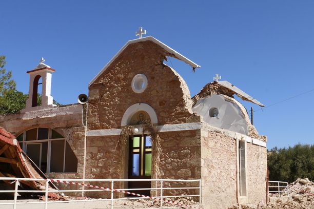 Kuvassa näkyy tuhoutunut kirkko edellisen, 27. syyskuuta sattuneen maanjäristyksen jäljiltä. 