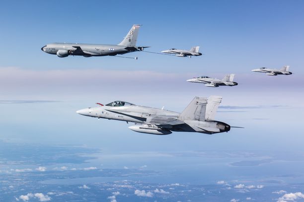 Suomalaiset Hornet-hävittäjät ja yhdysvaltalainen KC-135 Stratotanker -ilmatankkauskone harjoittelivat tammikuussa 2022 ilmatankkausta Suomessa.