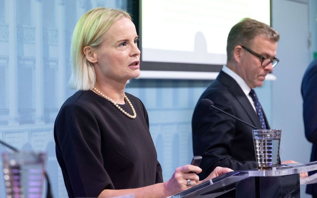 Riikka Purra hikeentyi medialle eduskunnassa – Tallentui videolle