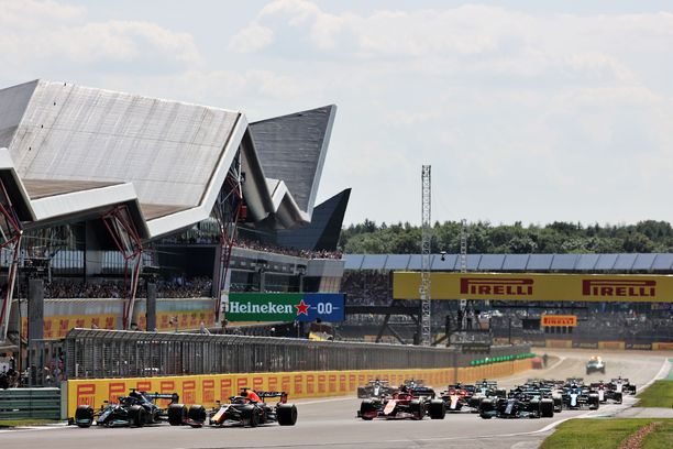 Max Verstappen ja Lewis Hamilton kisasivat raivoisasti kilpailun ensimmäisellä kierroksella kärkipaikasta.