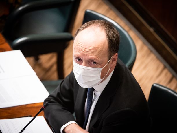Kansanedustajat käyttävät nykyään eduskunnassa hengityssuojaimia. Kuvassa perussuomalaisten puheenjohtaja Jussi Halla-aho.