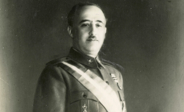 Francisco Franco pyrki hyviin naimisiin ja sellaisiin pääsikin. Vaimo Carmen Polo tuli rikkaasta perheestä, joka ei pitänyt Francoa hyvänä naimakauppana.