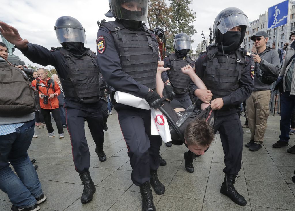 Moskovan poliisi vaatii mielenosoittajia korvaamaan heidän pidätyksiinsä uponneet kulut