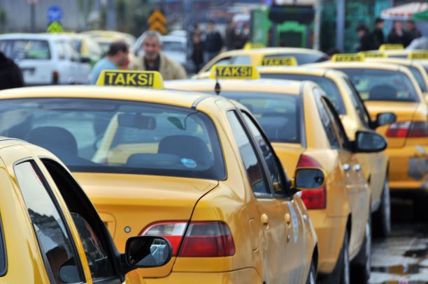 Virallisen taksin Istanbulissa tunnistaa keltaisesta väristä. 