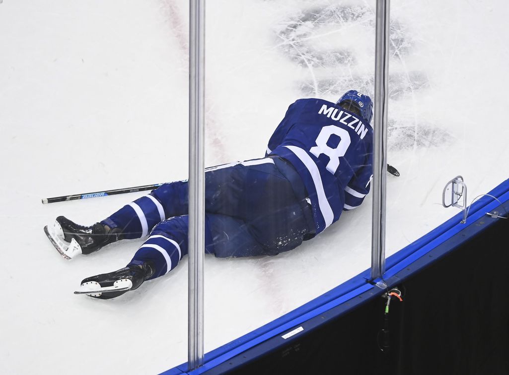 NHL-pelaajan loukkaantuminen säikäytti – kannettiin paareilla kaukalosta: ”Siinä vaiheessa hän makasi jäässä”