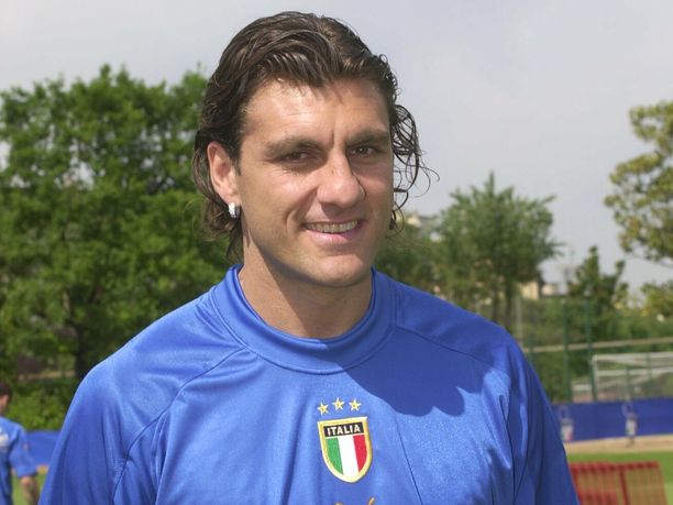 Christian Vieri Italian maajoukkuepaidassa vuonna 2004.