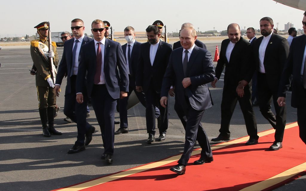 Video: Putinin outo klenkkaava kävelytyyli punaisella matolla herättää ihmetystä – näin lääkäri kommentoi