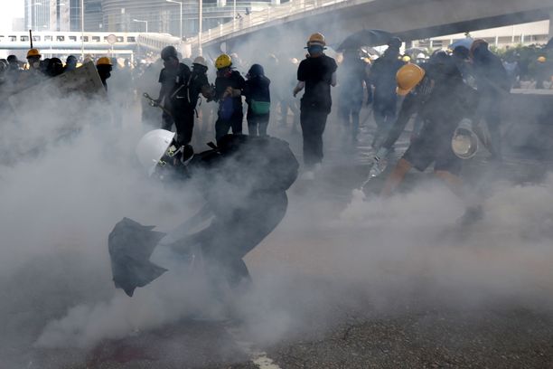 Kyynelkaasu täytti ilman mielenosoituksessa Hongkongissa lauantaina. 