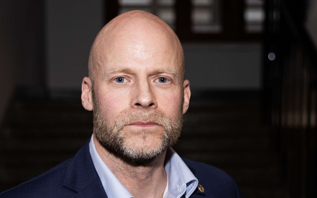 Kapina iski hallitukseen – Rivit repesivät