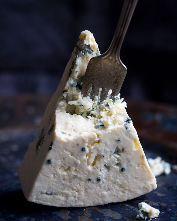Jos sinihomejuuston homeen väri muuttuu ja juusto kuivuu, on se jo liian vanhaa. 